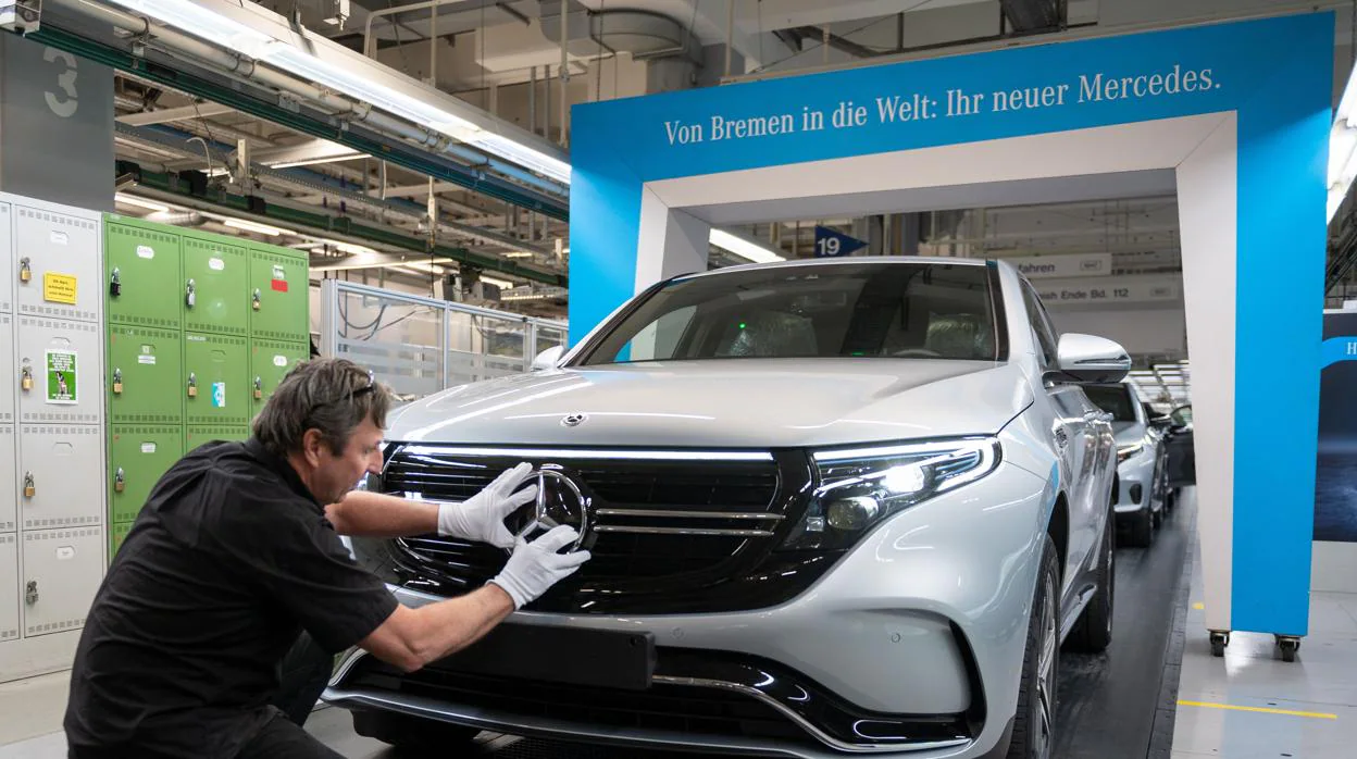 Empleado de Mercedes remata un EQC en la factoría de Bremen