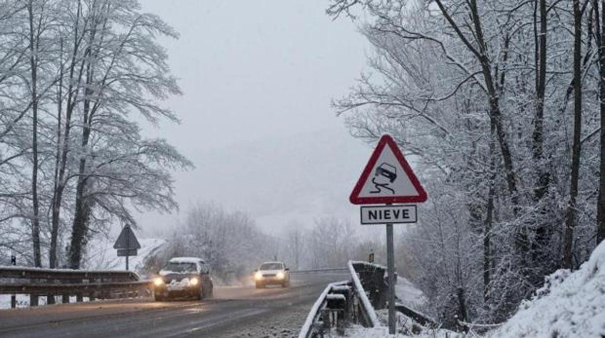 Cómo debes conducir si nieva y necesitas coger el coche para atender actividades esenciales