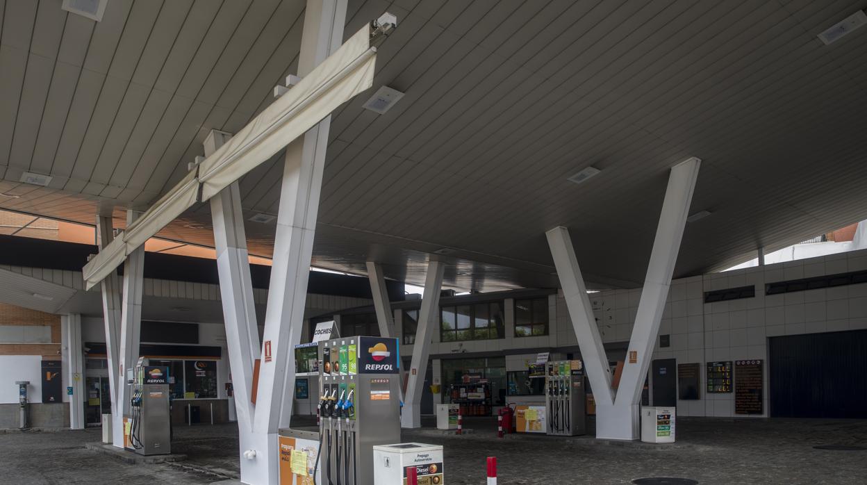 Gasolinera vacía debido al desplome del consumo de gasolinas durante el confinamiento en el estado de alarma por coronavirus