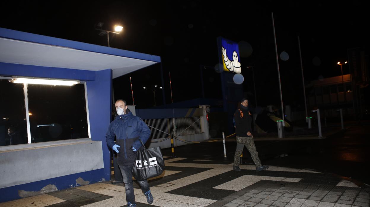 Operarios regresan al trabajo en la planta de Michelin de Vitoria, este miércoles