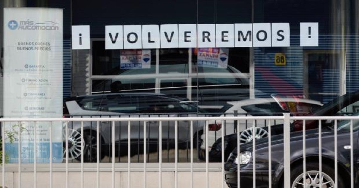 Concesionario con un cartel de «Volveremos» en Valladolid