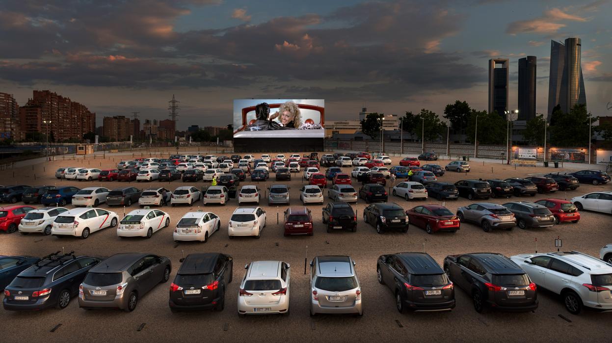 Los autocines que ya puedes visitar con tu familia en el coche y qué películas verás