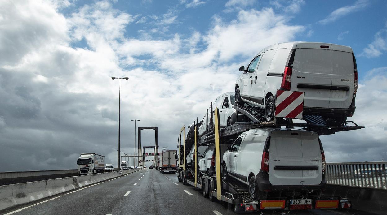 Un tráiler de transporte de vehículos, en las cercanías de Sevilla