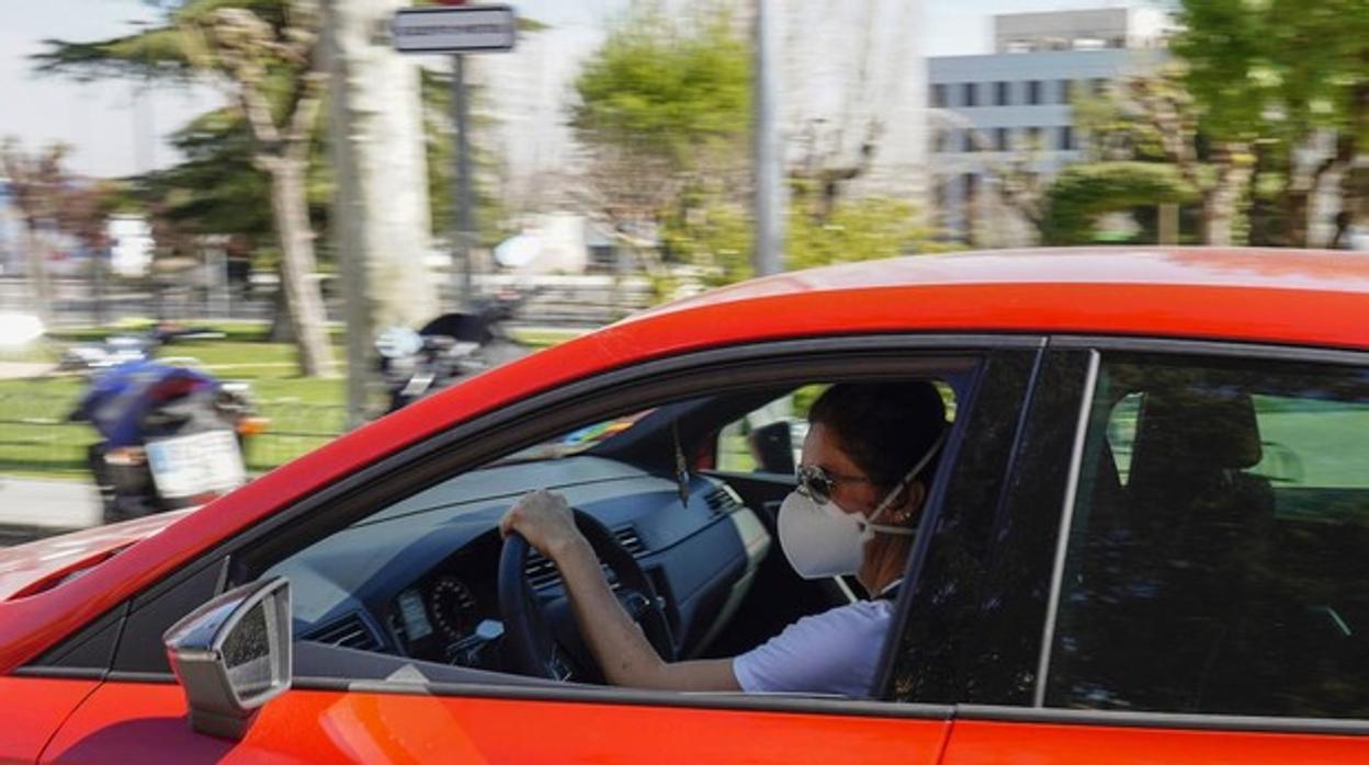 ¿Me pueden multar si viajamos dos en el coche y sin mascarilla en fase 1?