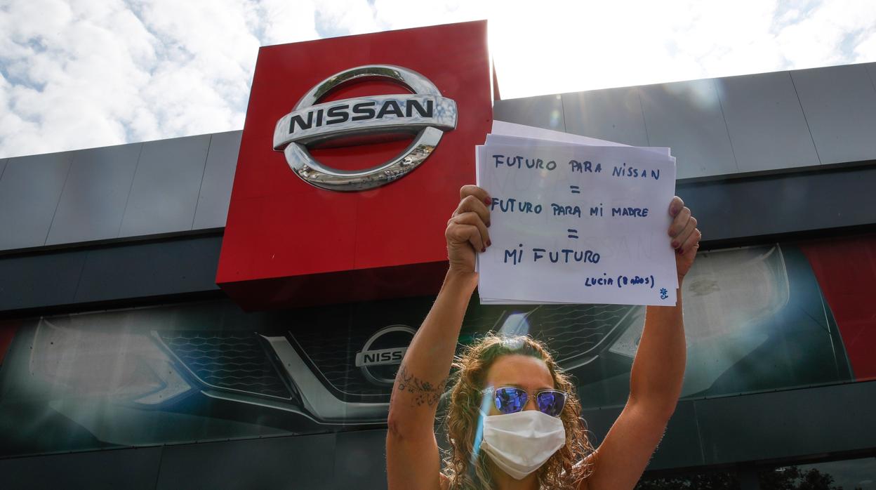 Trabajadores de Nissan protestan ante el concesionario de la marca en Granollers