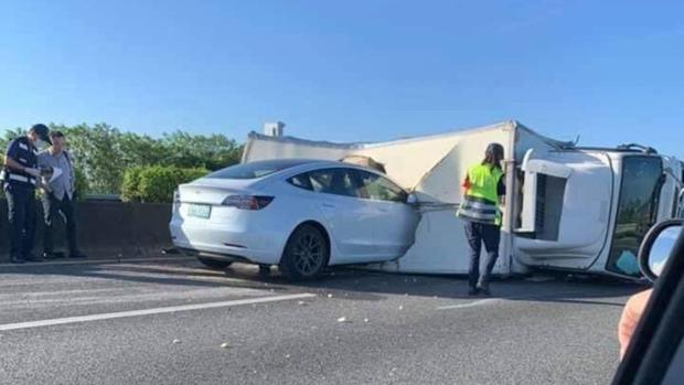 Vídeo: El accidente más absurdo, causado por fiarse en exceso de la «conducción autónoma»