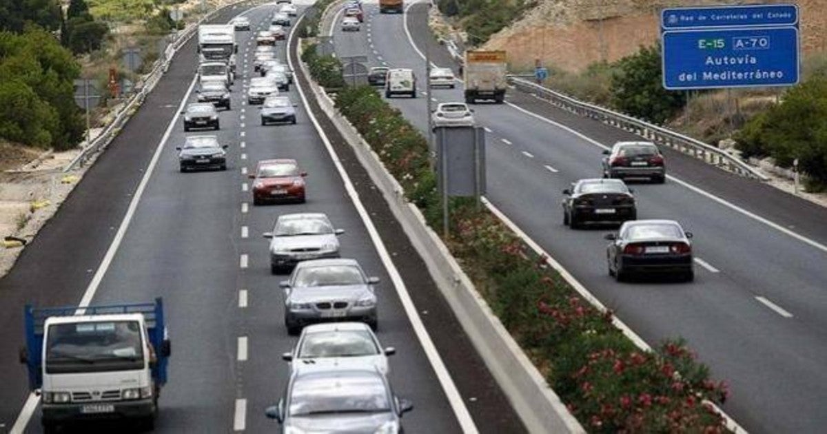 La maniobra que más enfada a los conductores: ¿cuándo debes conducir por el carril izquierdo o central?