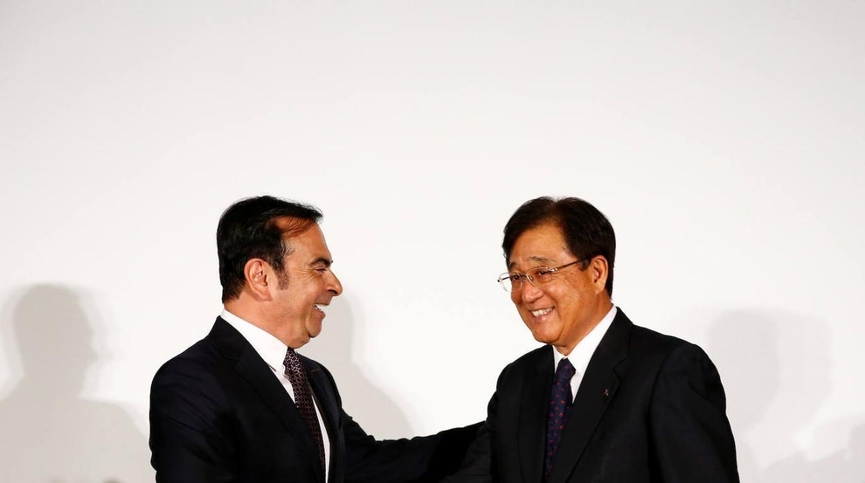 Osamu Masuko estrecha la mano de Carlos Ghosn en 2016