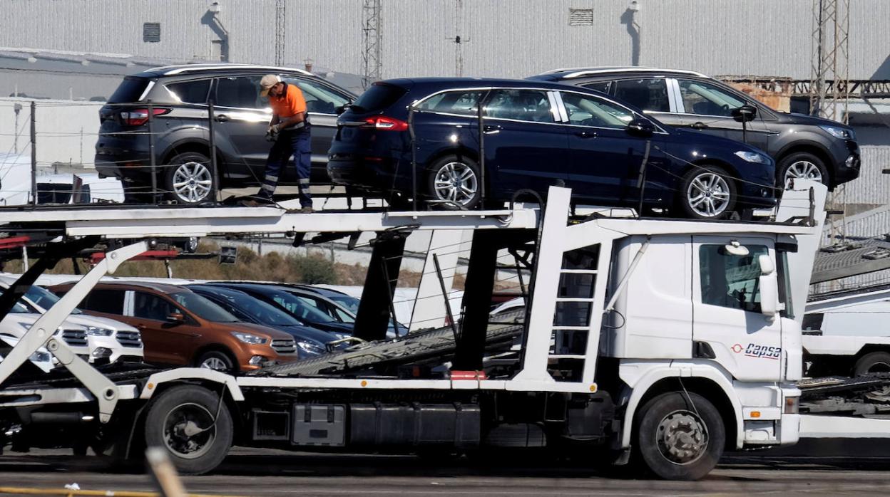 Traslado de vehículos en la campa de Ford Almussafes