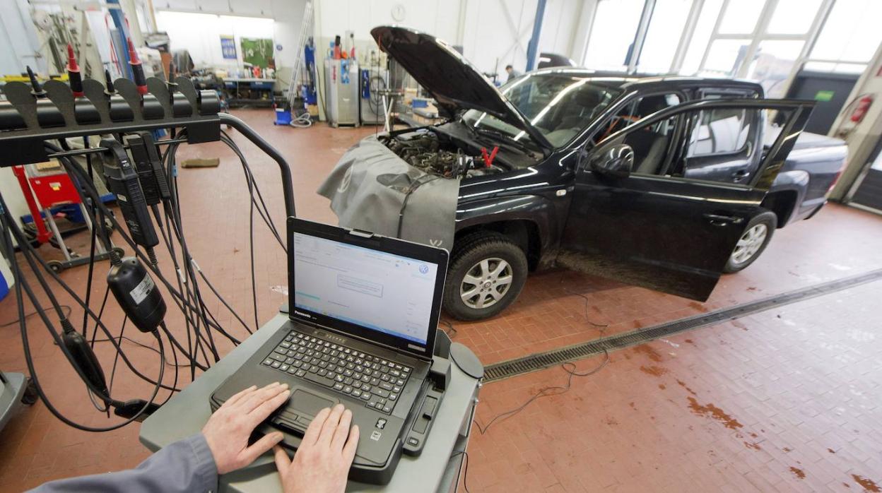 Revisión de un vehículo en un taller de mecánica
