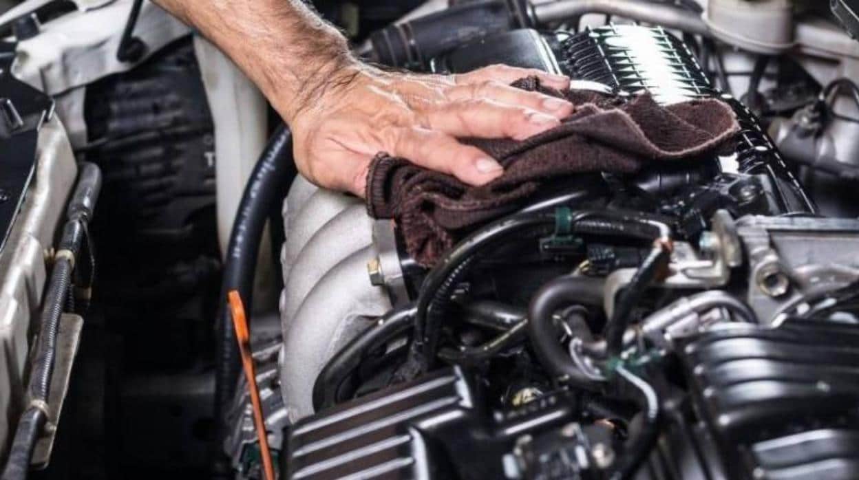 Por qué conviene limpiar el motor del coche al menos dos veces al año
