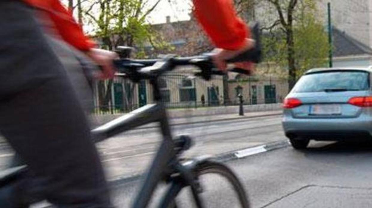 La Guardia Civil propone el #MétodoMegaCansino para aprender a adelantar a los ciclistas