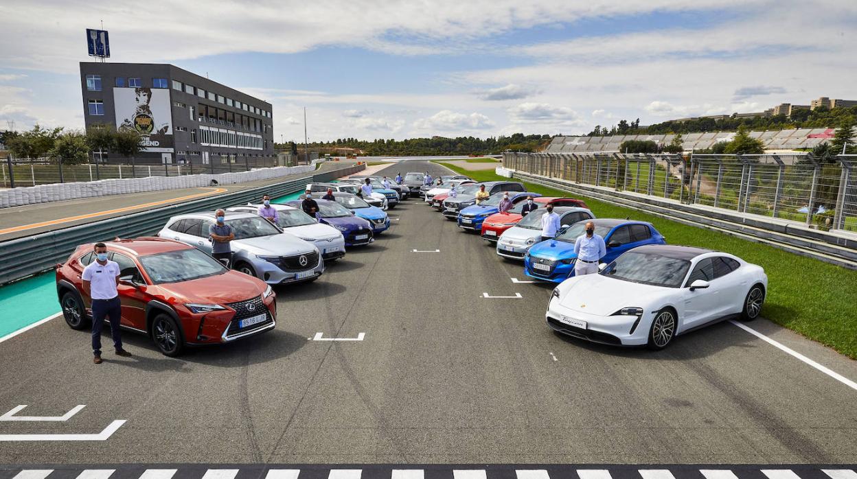 Algunos de los coches que se pueden probar en los concesionarios, reunidos en la pista de Cheste