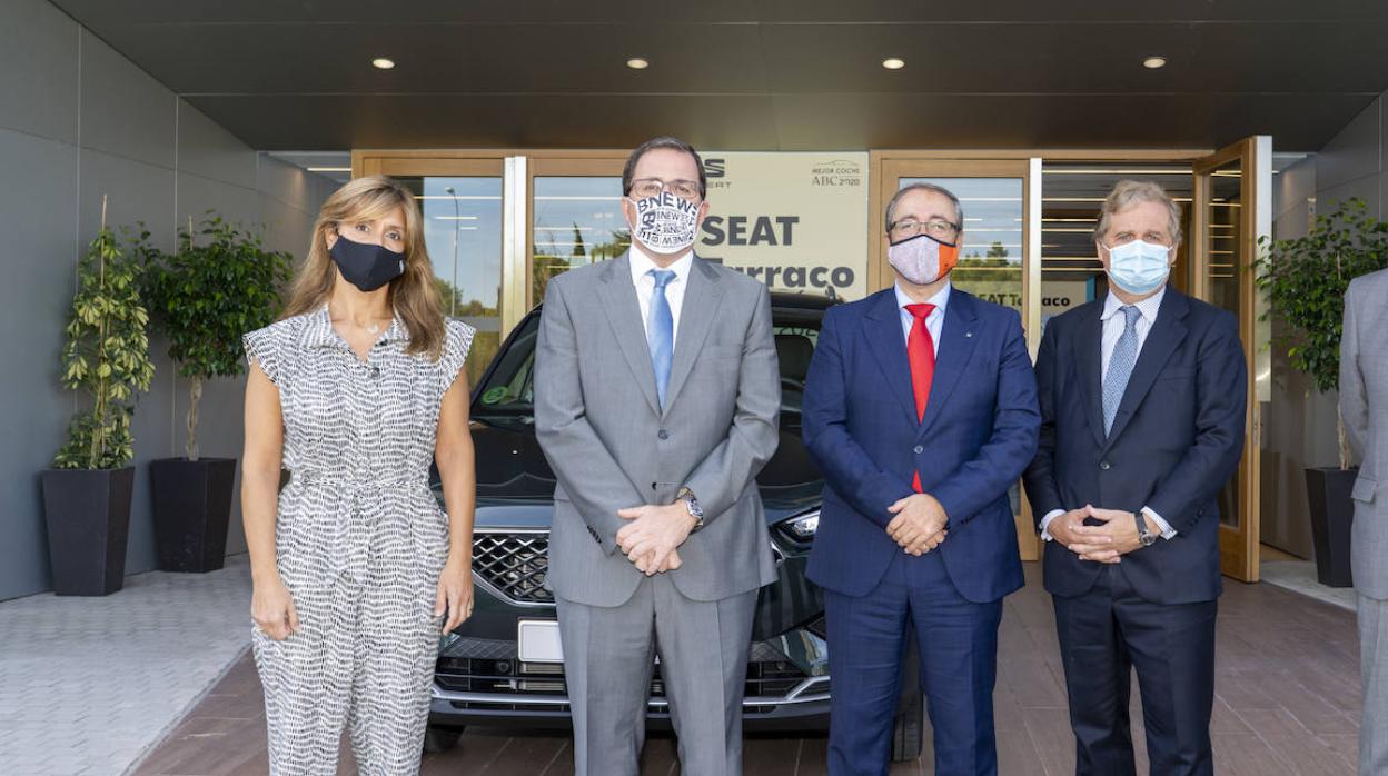 Ana Delgado, directora general de ABC; Raul Blanco, Secretario General de Industria y PYME; Mikel Palomera, director general de Seat; Ignacio Ybarra, presidente de Vocento, y Julián Quirós, director de ABC, de izquierda a derecha, durante el recibimiento al acto