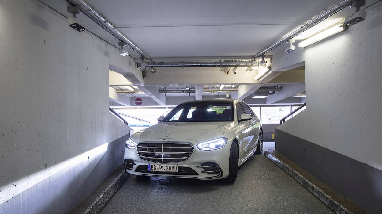 Mercedes Benz Clase S se desplaza de forma autónoma en un parking