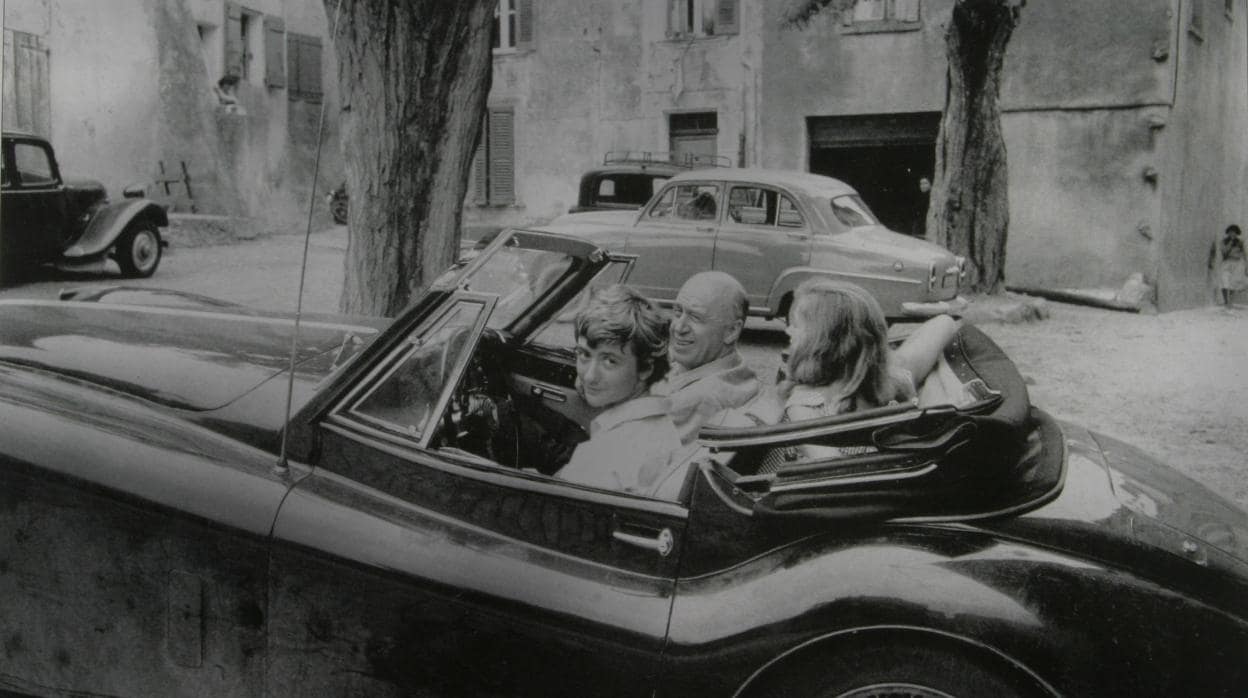 Françoise Sagán en su Jaguar XK 140 por Saint Tropez, acompañada por el director Otto Preminger, que llevaría Bonjour Tristesse a la panatalla