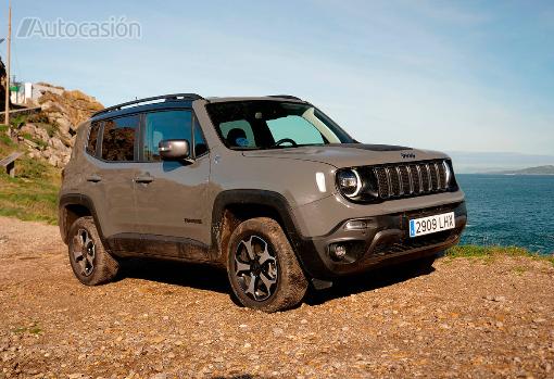 El Trailhawk no se revuelve mal fuera del asfalto.