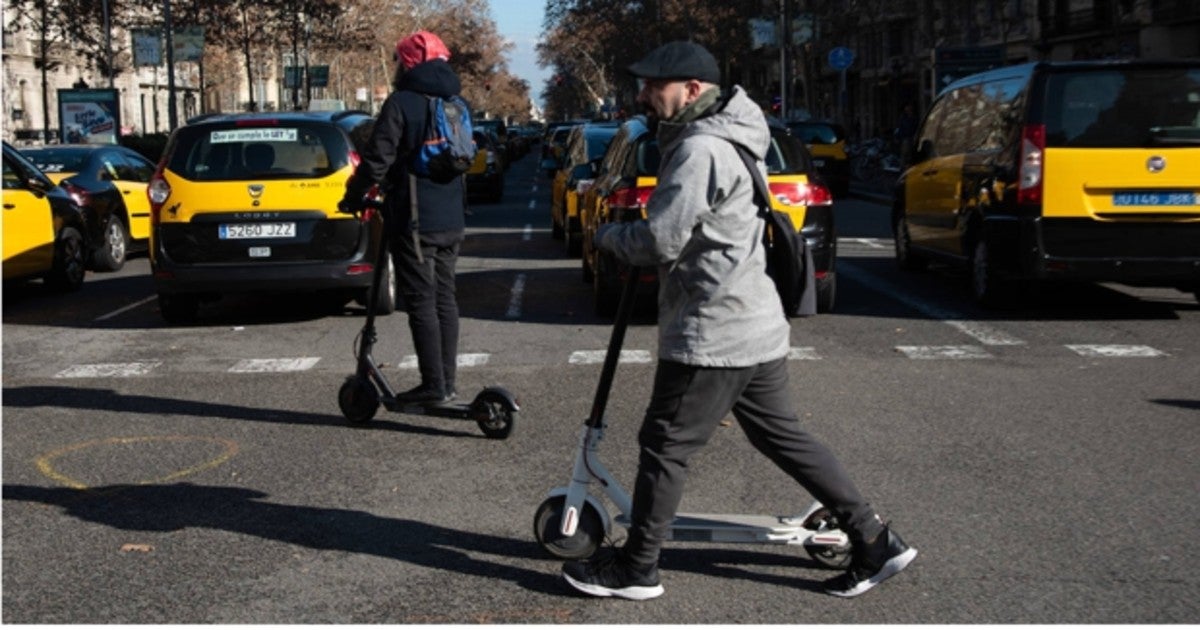 Taxis y patinetes en una calle de Barcelona, en 2019