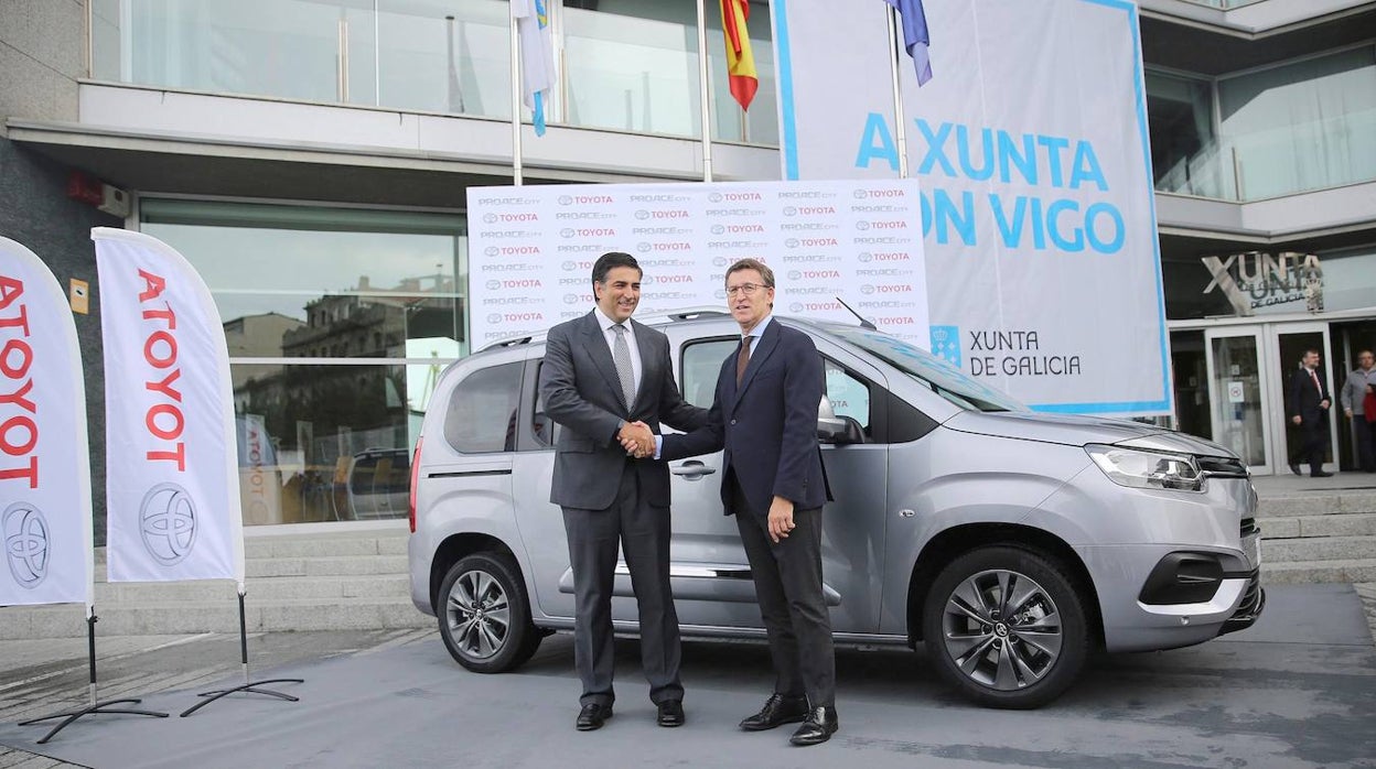 El Toyota Proace se fabrica desde 2019 en la planta de PSA en Vigo. En la imagen, el presidente de Toyota España, Miguel Carsi, con el presidente de la Xunta, Alberto Núñez Feijoo