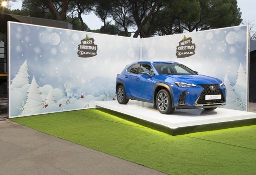 Un Lexus UX 250h, protagonista de la primera exposición de dinosaurios al aire libre en Madrid