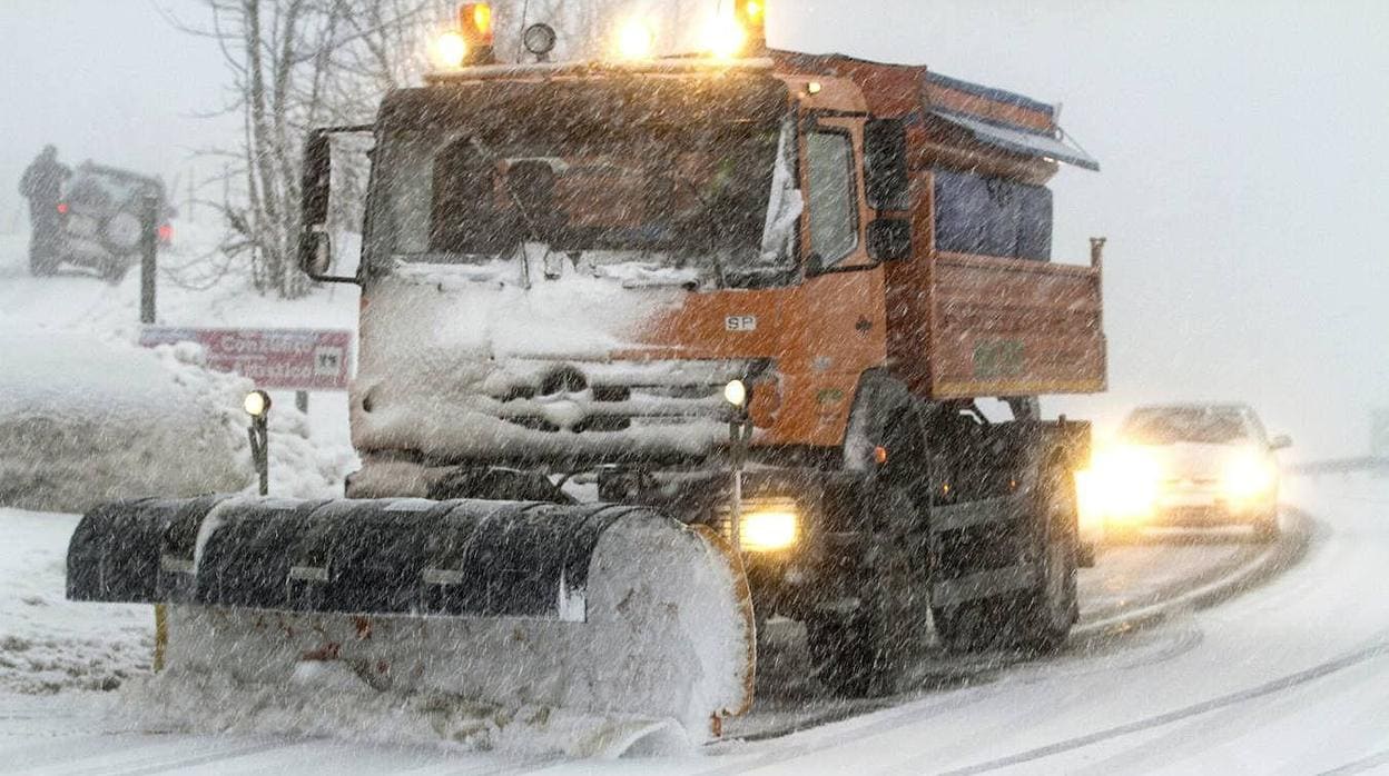 Cómo minimizar los riesgos al conducir con nieve, hielo, niebla, viento o lluvia
