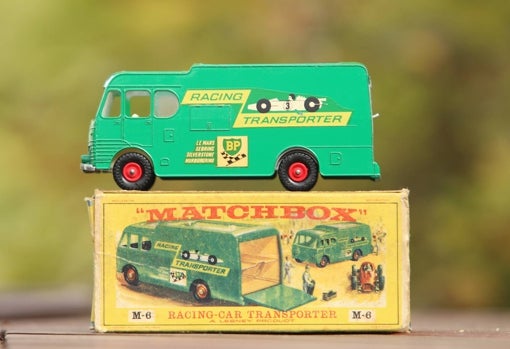 Uno de los clásico Matchbox, el camión de transporte de cocches de carreras