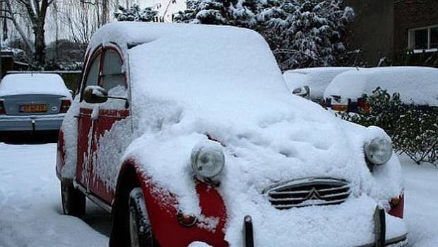 Por qué deberías quitar la nieve acumulada encima del coche