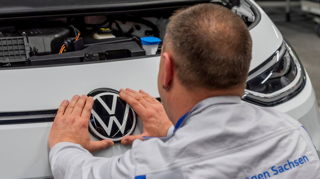 Fotografía de archivo de un empleado de Volkswagen trabajando en una de las fábricas de la compañía