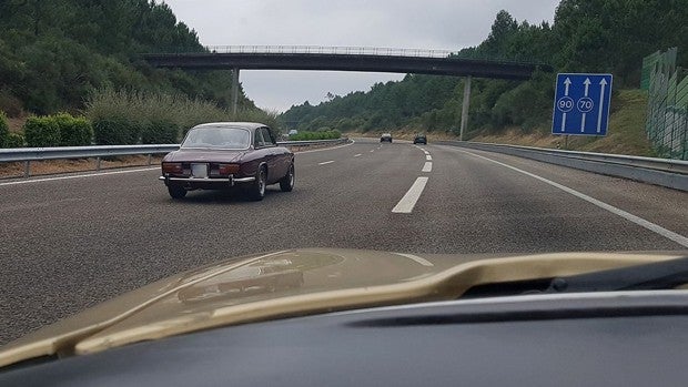 Cuándo está prohibido adelantar aunque no haya señal