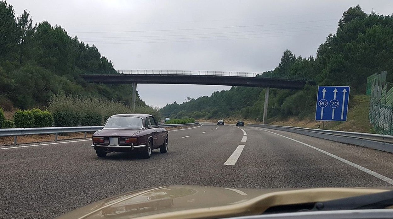 Cuándo está prohibido adelantar aunque no haya señal