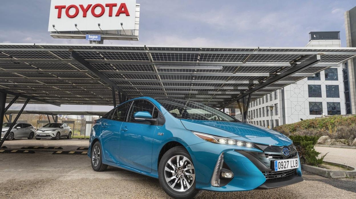 Toyota lanza su primer modelo híbrido enchufable, el nuevo Prius Plug-in