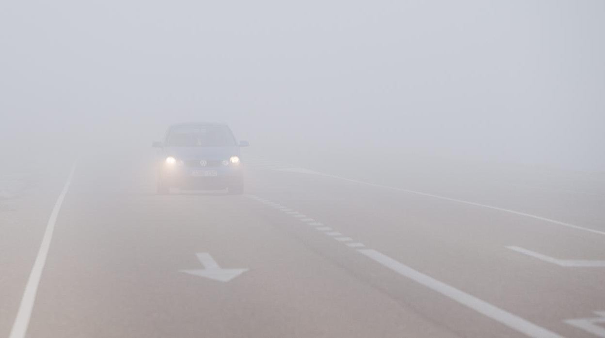 Sigue la regla de las 3V para conducir con niebla