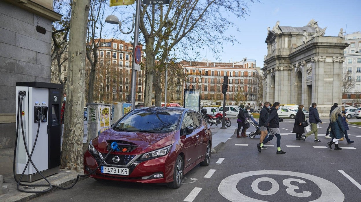 Coche eléctrico cargando en la madrileña Puerta de Alcalá