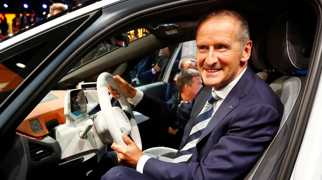 El CEO de Volkswagen, Herbert Diess, en un ID.3 eléctrico