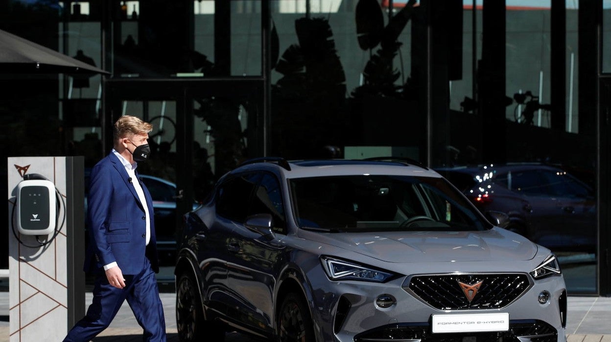 Wayne Griffiths, presidente de Seat, junto al Cupra Formentor híbrido enchufable