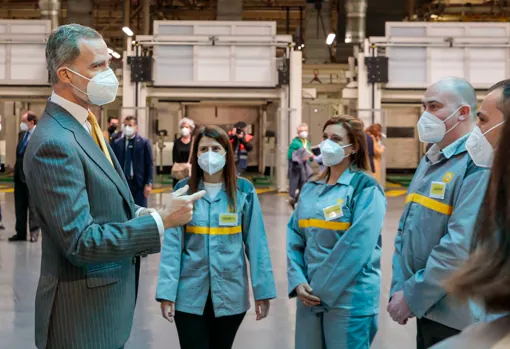 El rey Felipe VI conversa con los operarios durante la visita realizada a la fábrica de Renault en Palencia