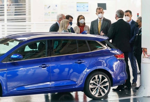 De los Mozos, el Rey Felipe VI, Luca de Meo, Reyes Maroto y el presidente de Renault, Jean Dominique Senard