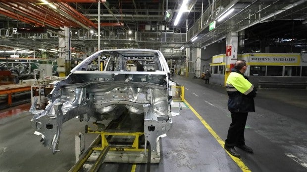 La producción de vehículos cae un 17,3% por la baja demanda y los microchips