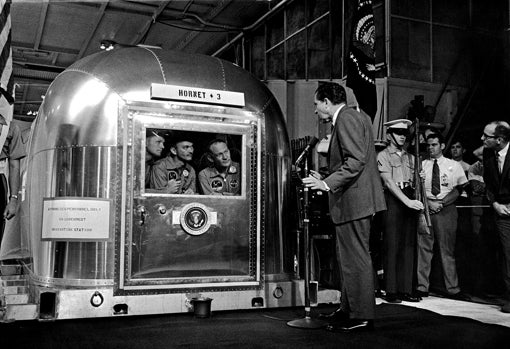 El presidente Nixon habla con los astronautas del Aplo Xi , en el interior de una Airstream