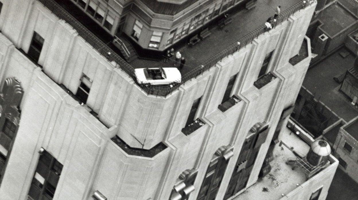 El Mustang, ya montado, en la planta 86 del Empire State