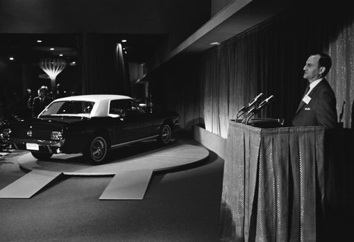 Lee Iacocca presenta el Mustang en la Feria de Nueva York el 17 de abril de 1964