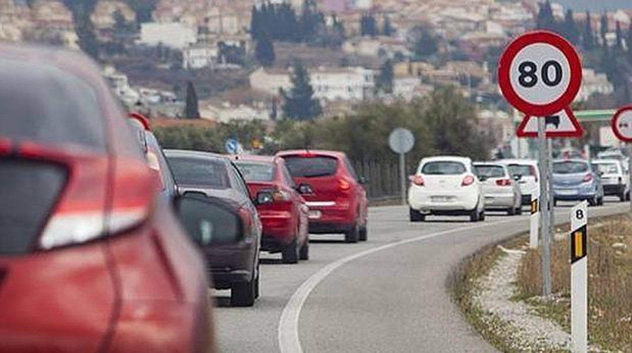 Una fila de coches en una imagen de archivo