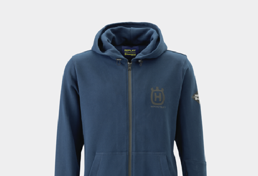 Ropa con logotipos de ambas marca