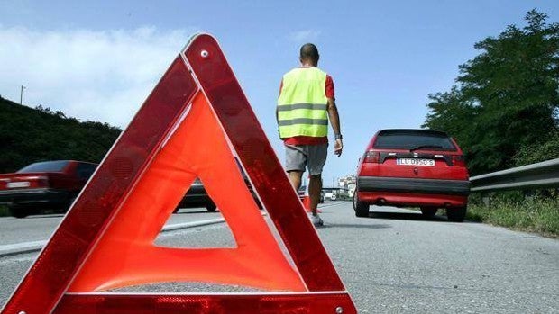 Los expertos responden sobre la señal luminosa que tendremos que llevar en el coche