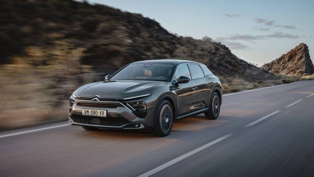 C5 X: Citroën vuelve a la berlina con una propuesta muy poco ortodoxa