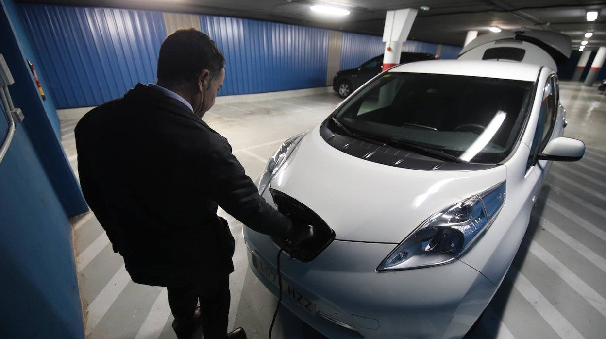 Los fabricantes de coches piden más electrolineras: «En España tenemos un problema»