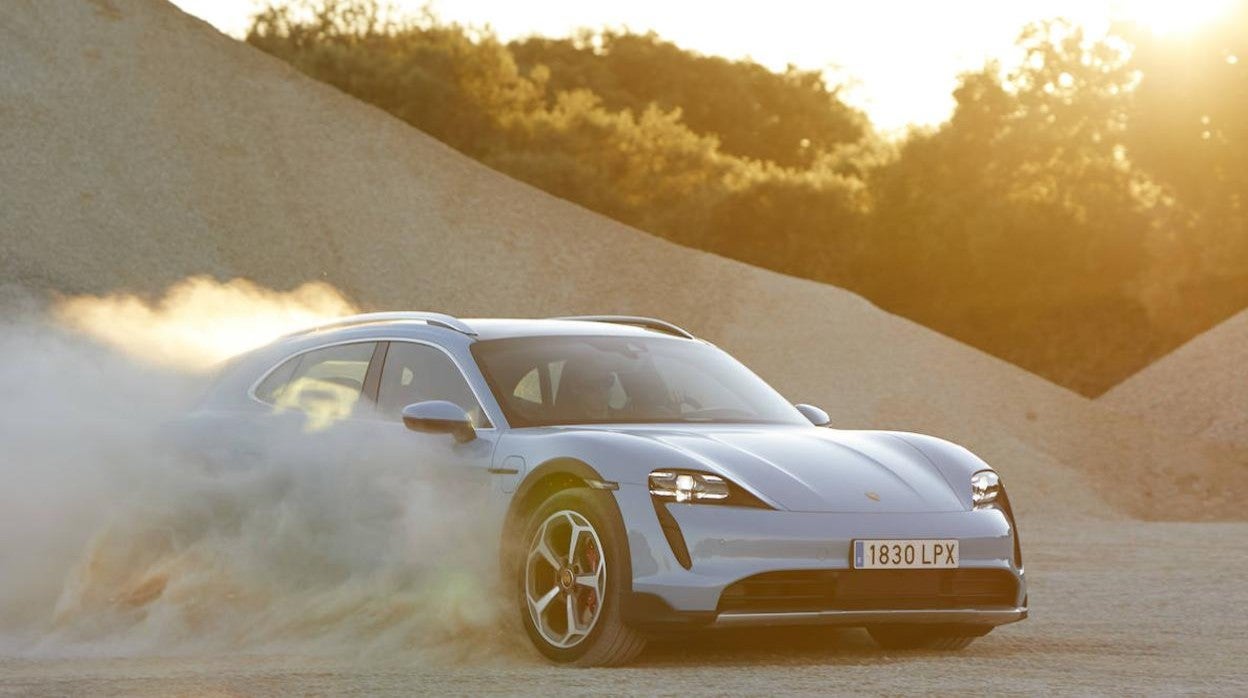 Taycan Cross Turismo, un crossover eléctrico para disfrutar también cuándo el asfalto se acaba