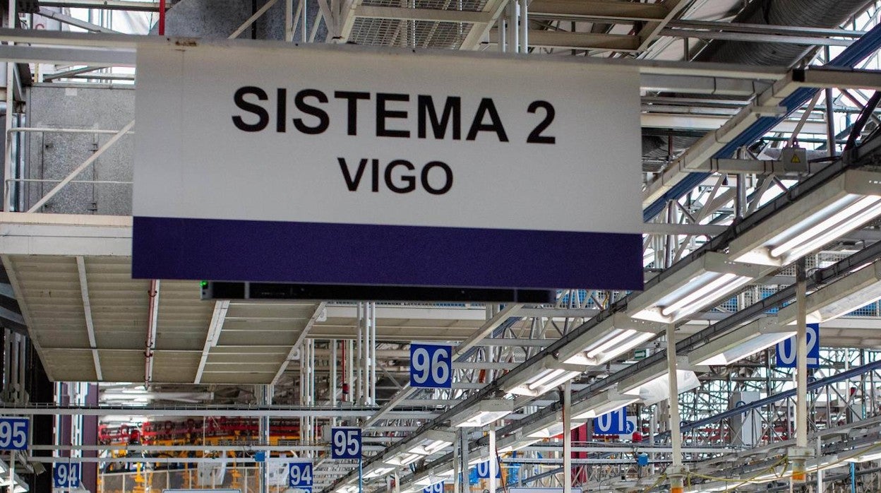 Proceso de fabricación de comerciales ligeros en la cadena de montaje Sistema 2 de Vigo