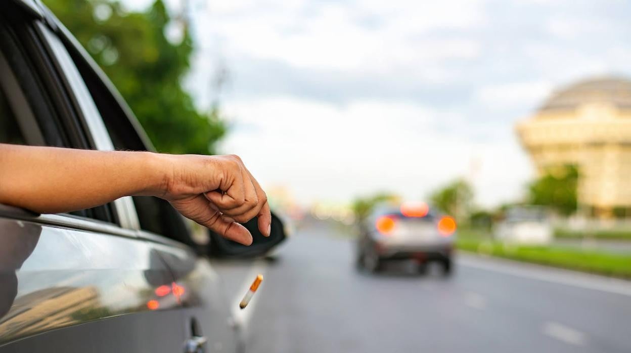 Tirar una colilla por la ventanilla está sancionado con una multa de 200 euros y 4 puntos en el carné de conducir