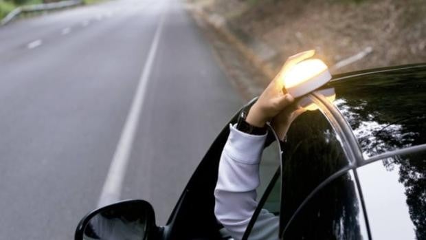 Luces de emergencia V16: quiénes deben llevarlas y cómo y dónde hay que ponerlas en el coche